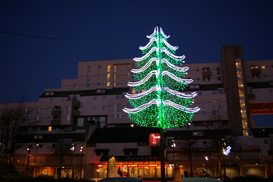 Illumination de noel: Place Mendes France a Evry 070